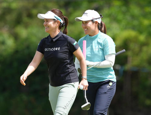 プロアマ戦を終え、笑顔を見せる畑岡（右）と宮里さん（撮影・足立雅史）