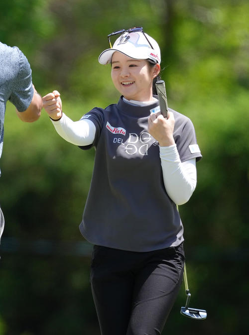 プロアマ戦で同伴者と笑顔でタッチを交わす川崎（撮影・足立雅史）