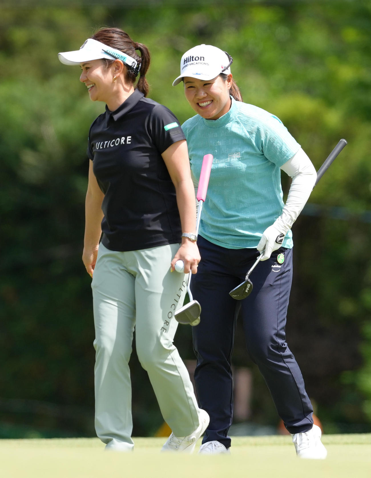 プロアマ戦を終え、笑顔を見せる畑岡（右）と宮里さん（撮影・足立雅史）