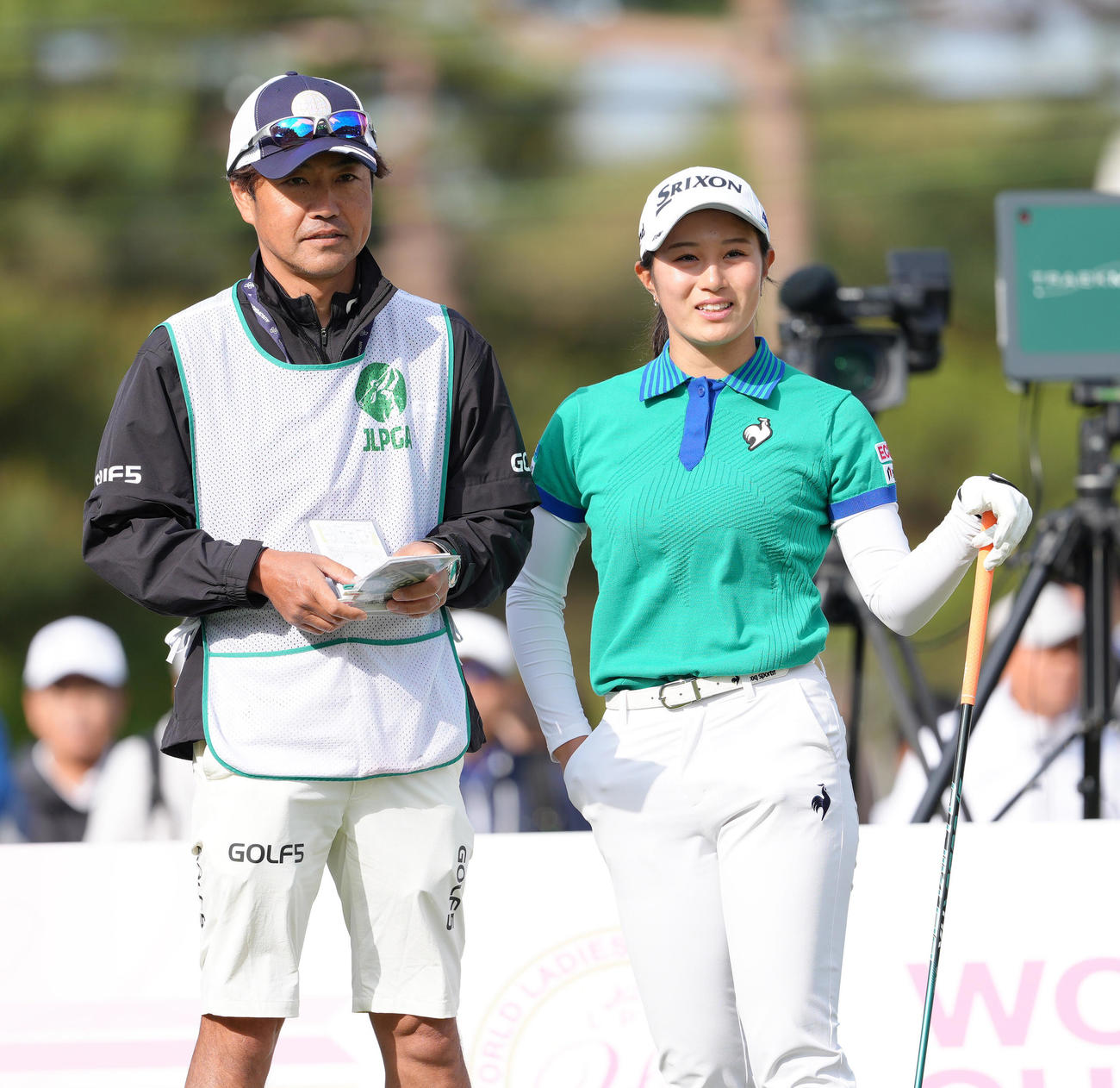 10番、コースを見つめる中村（右）（撮影・足立雅史）
