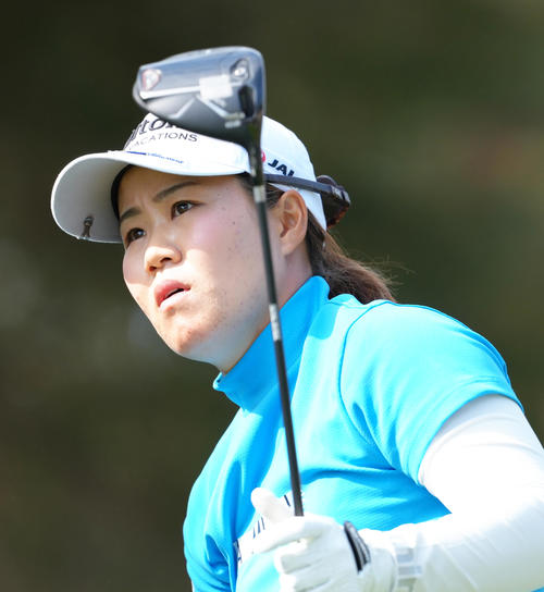 11番、ティーショットを放つ畑岡（撮影・足立雅史）