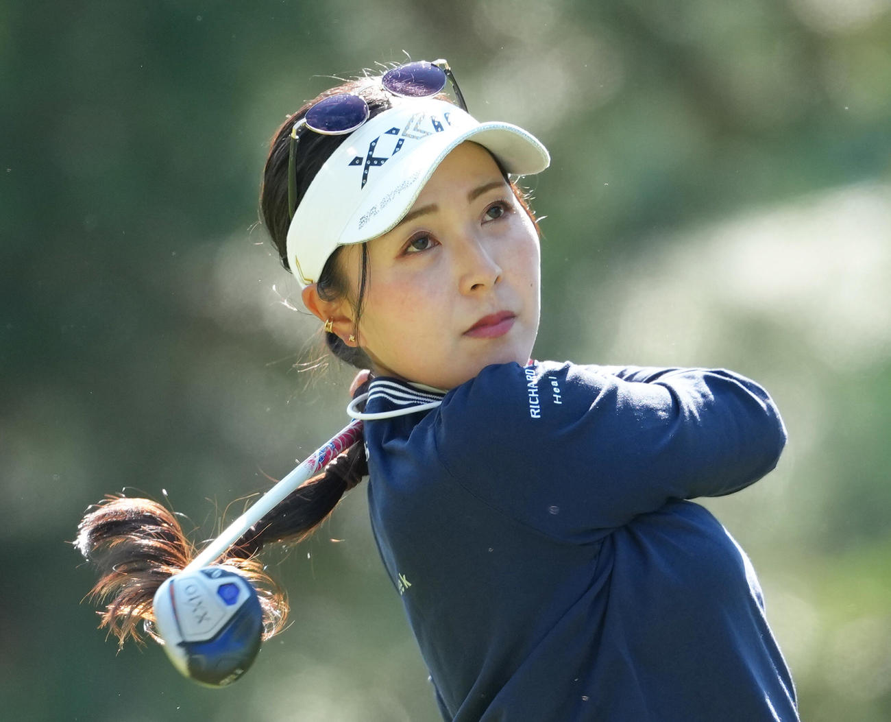 2番、ティーショットを放つ青木瀬（撮影・足立雅史）