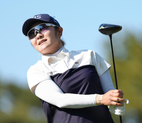 9番、ティーショットを放つ藤田さ（撮影・足立雅史）