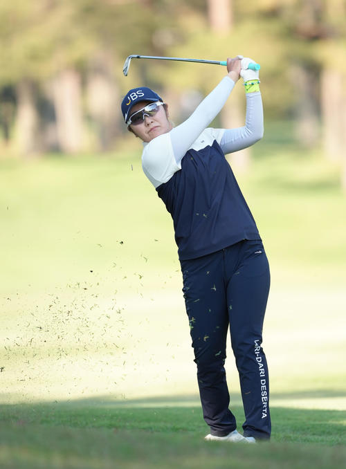 8番、ショットを放つ藤田さ（撮影・足立雅史）