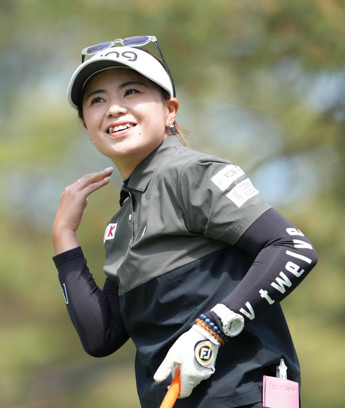 12番、ティーショットを放ち笑顔を見せる藤田（撮影・足立雅史）