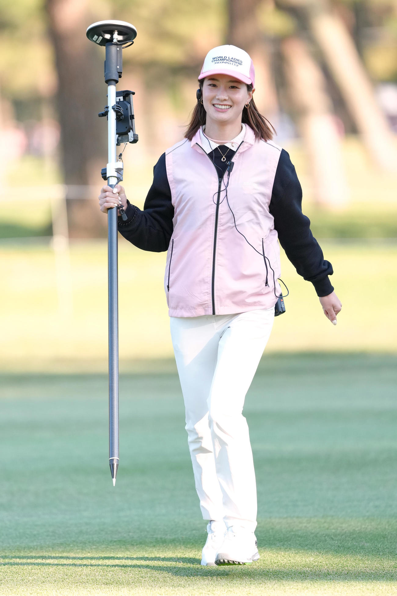 ルーキーキャンプの一環で飛距離計測を行う青木香（撮影・足立雅史）