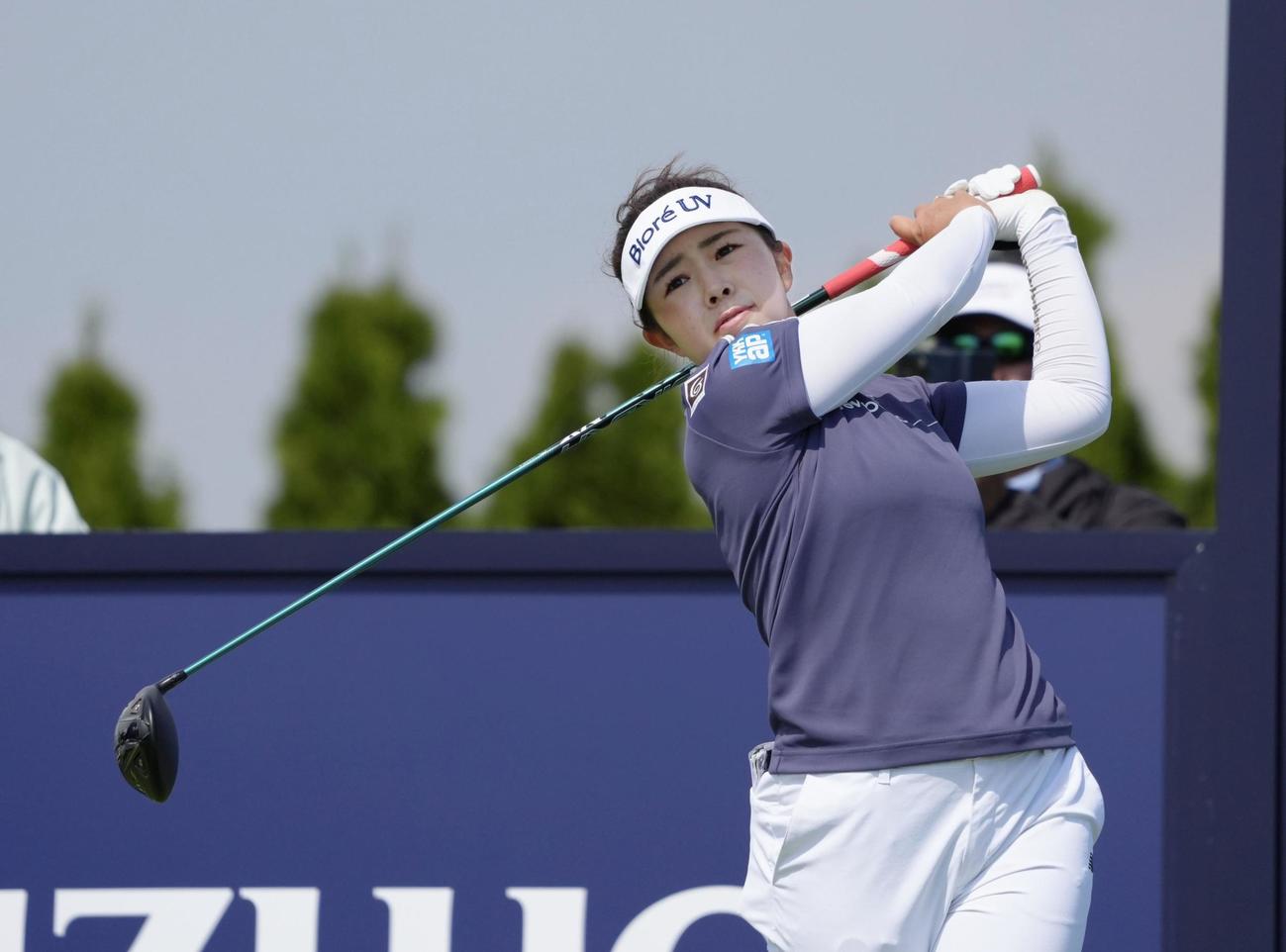 第1ラウンド、ティーショットを放つ山下美夢有（共同）