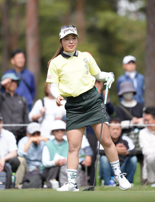 8番、ティーショットを放つ佐久間（撮影・足立雅史）