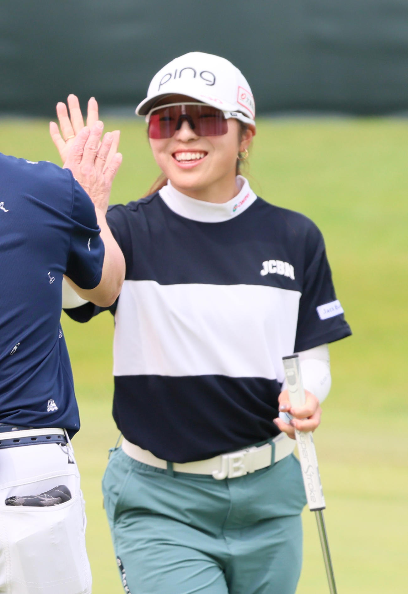 プロアマ戦で笑顔を見せる佐久間（撮影・上山淳一）