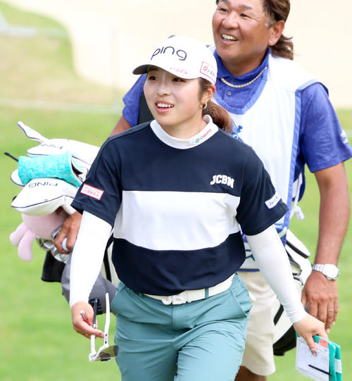 プロアマ戦を終え笑顔を見せる佐久間（撮影・上山淳一）