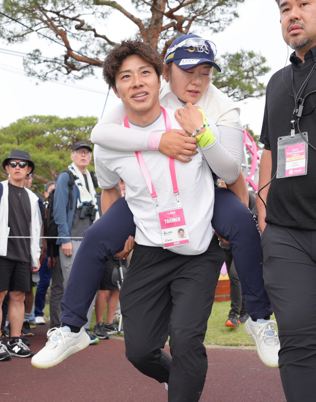 プレーオフで敗れた藤田さは、関係者におんぶされ会場を後にする（撮影・足立雅史）