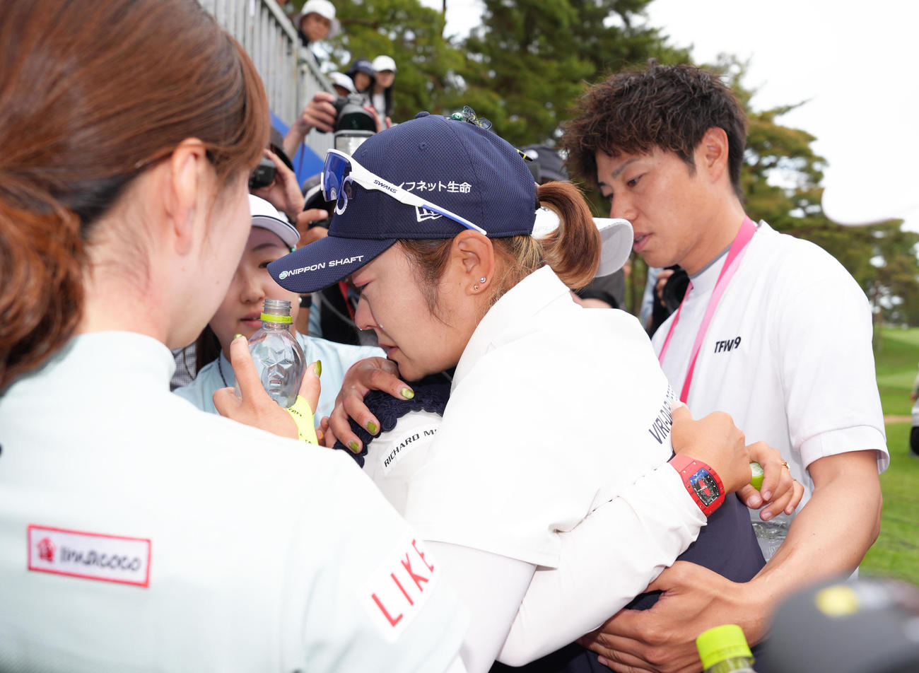 プレーオフで敗れた藤田さは選手らと抱き合い涙する（撮影・足立雅史）