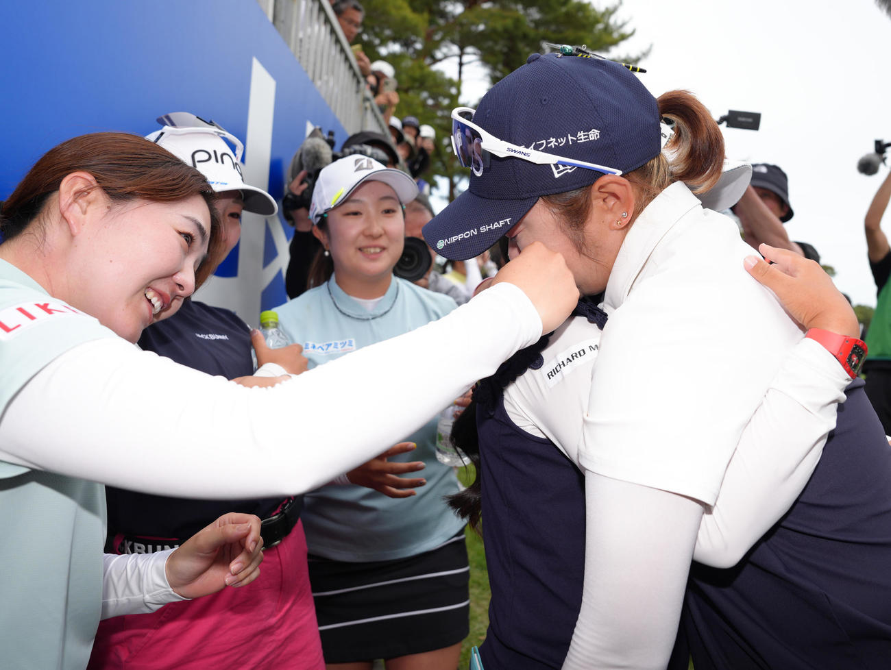 プレーオフで敗れた藤田さ（右）は選手らと抱き合い涙する（撮影・足立雅史）