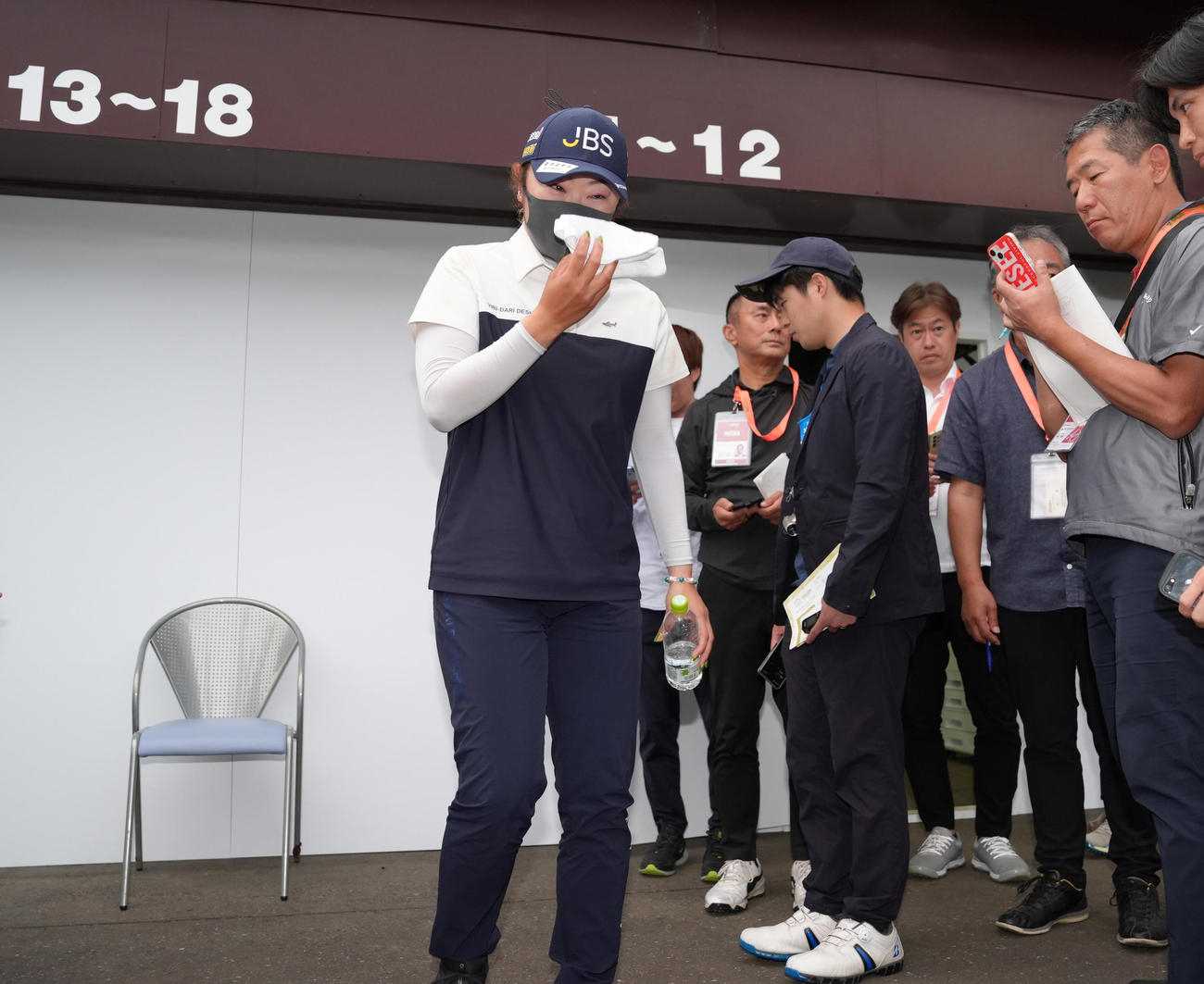 ホールアウト後、病院に搬送された藤田さはあらためて会場に戻り取材に応じ、涙を拭う（撮影・足立雅史）