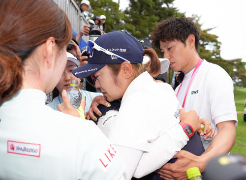 プレーオフで敗れた藤田さは選手らと抱き合い涙する（撮影・足立雅史）