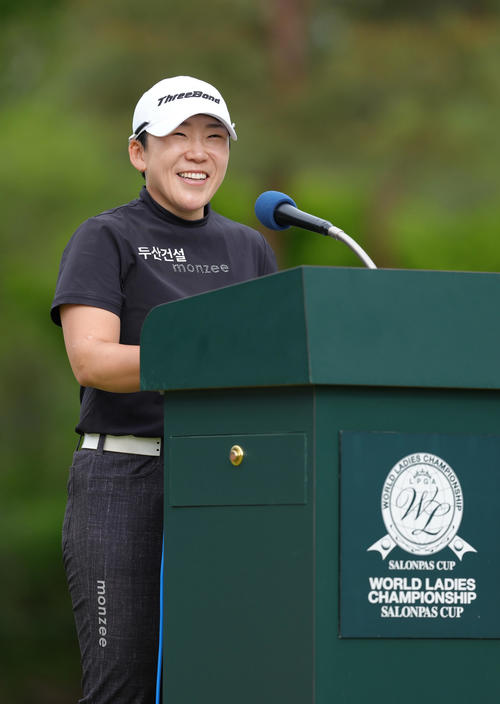優勝スピーチで笑顔を見せる申ジエ（撮影・足立雅史）