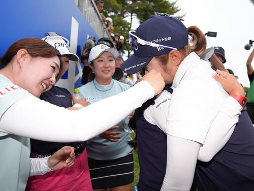 プレーオフで敗れた藤田さ（右）は選手らと抱き合い涙する（撮影・足立雅史）