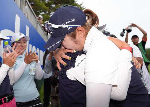 プレーオフで敗れた藤田さは選手らと抱き合い涙する（撮影・足立雅史）