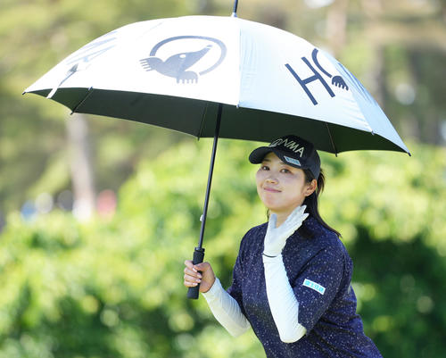笑顔で移動する葭葉（撮影・足立雅史）