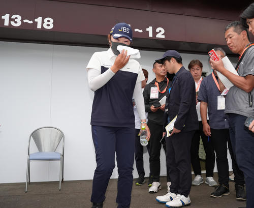 ホールアウト後、病院に搬送された藤田さはあらためて会場に戻り取材に応じ、涙を拭う（撮影・足立雅史）