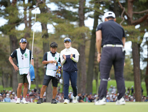プレーオフを制し、優勝を決めた申ジエ（右）に拍手を送る藤田さ（撮影・足立雅史）