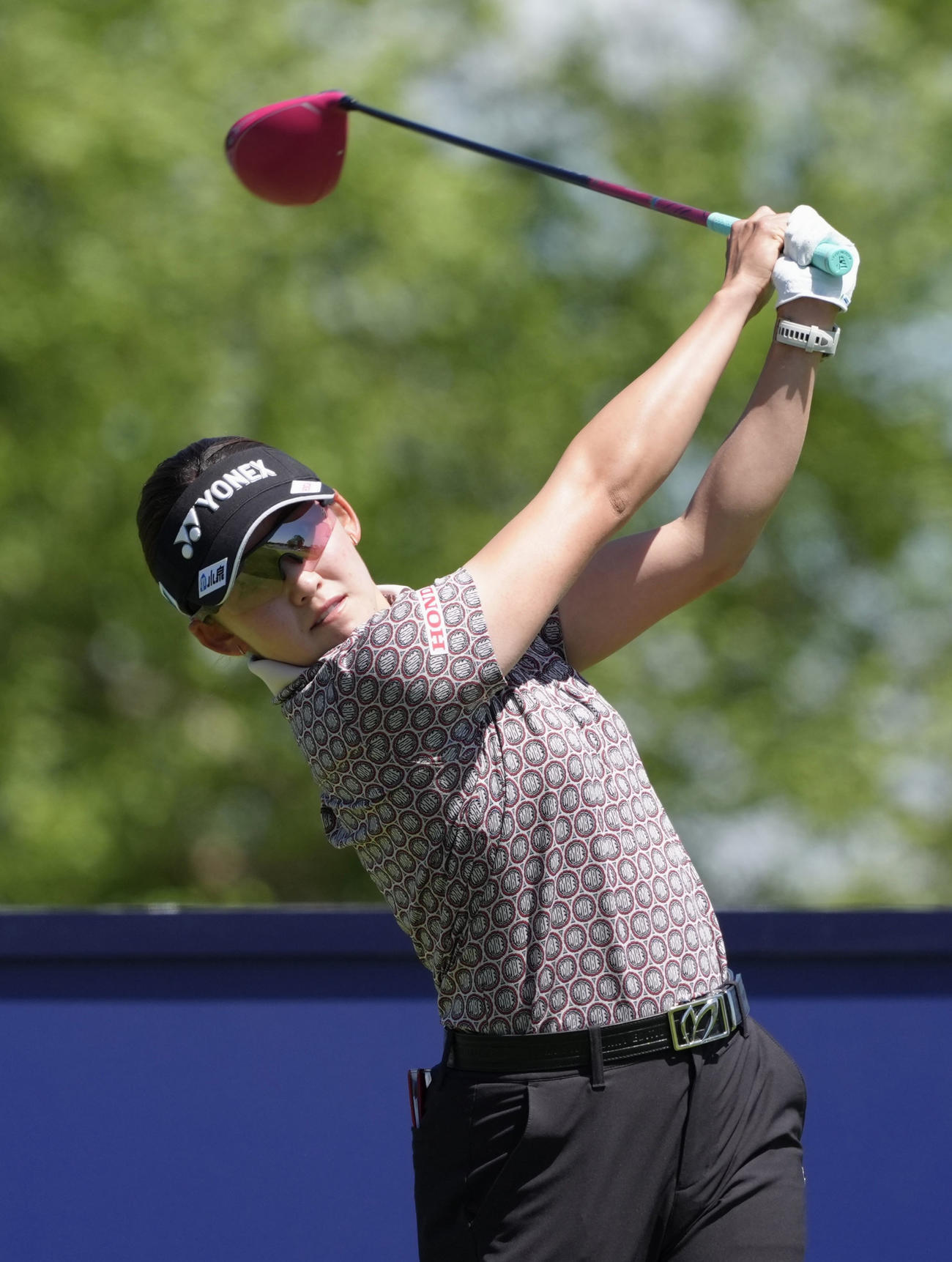 第3ラウンド、ティーショットを放つ岩井千怜。通算3アンダーで22位＝リバティーナショナルGC（共同）