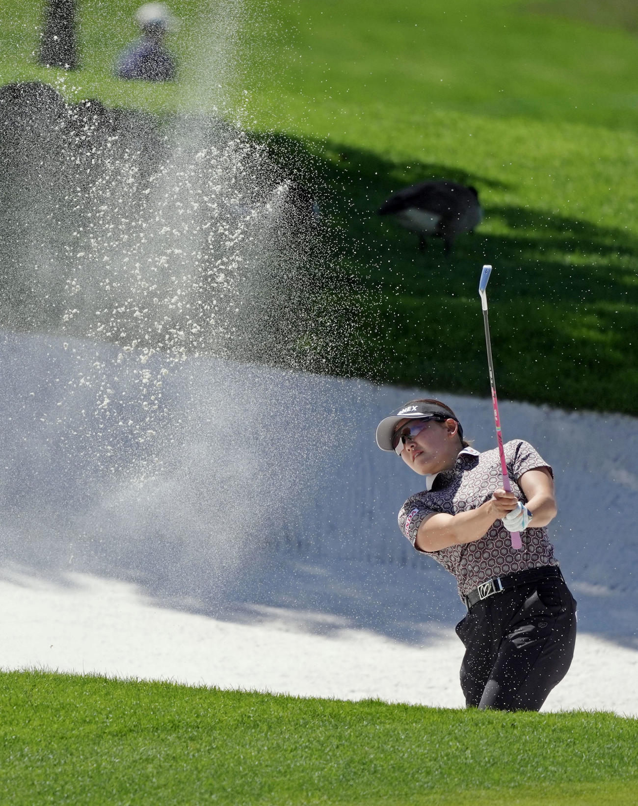 第3ラウンド、バンカーショットを放つ岩井千怜。通算3アンダーで22位＝リバティーナショナルGC（共同）