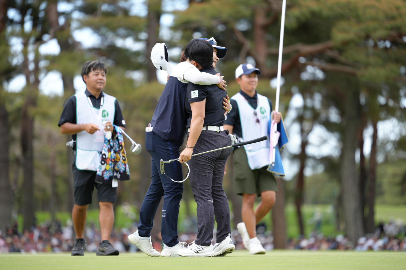 プレーオフを終え、健闘をたたえあい抱き合う申ジエ（右）と藤田さ（撮影・足立雅史）