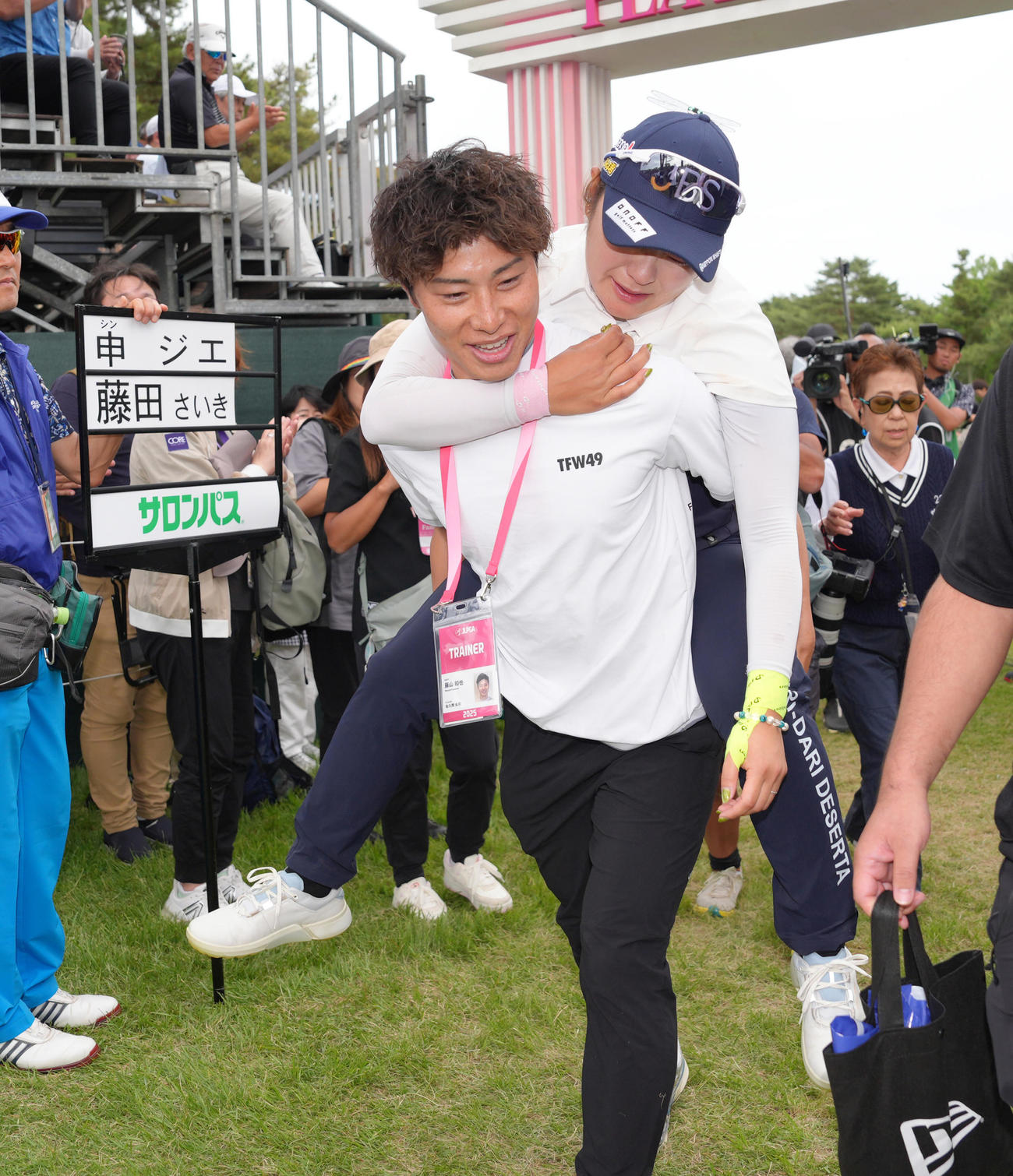 プレーオフで敗れた藤田さは、関係者におんぶされ会場を後にする（撮影・足立雅史）