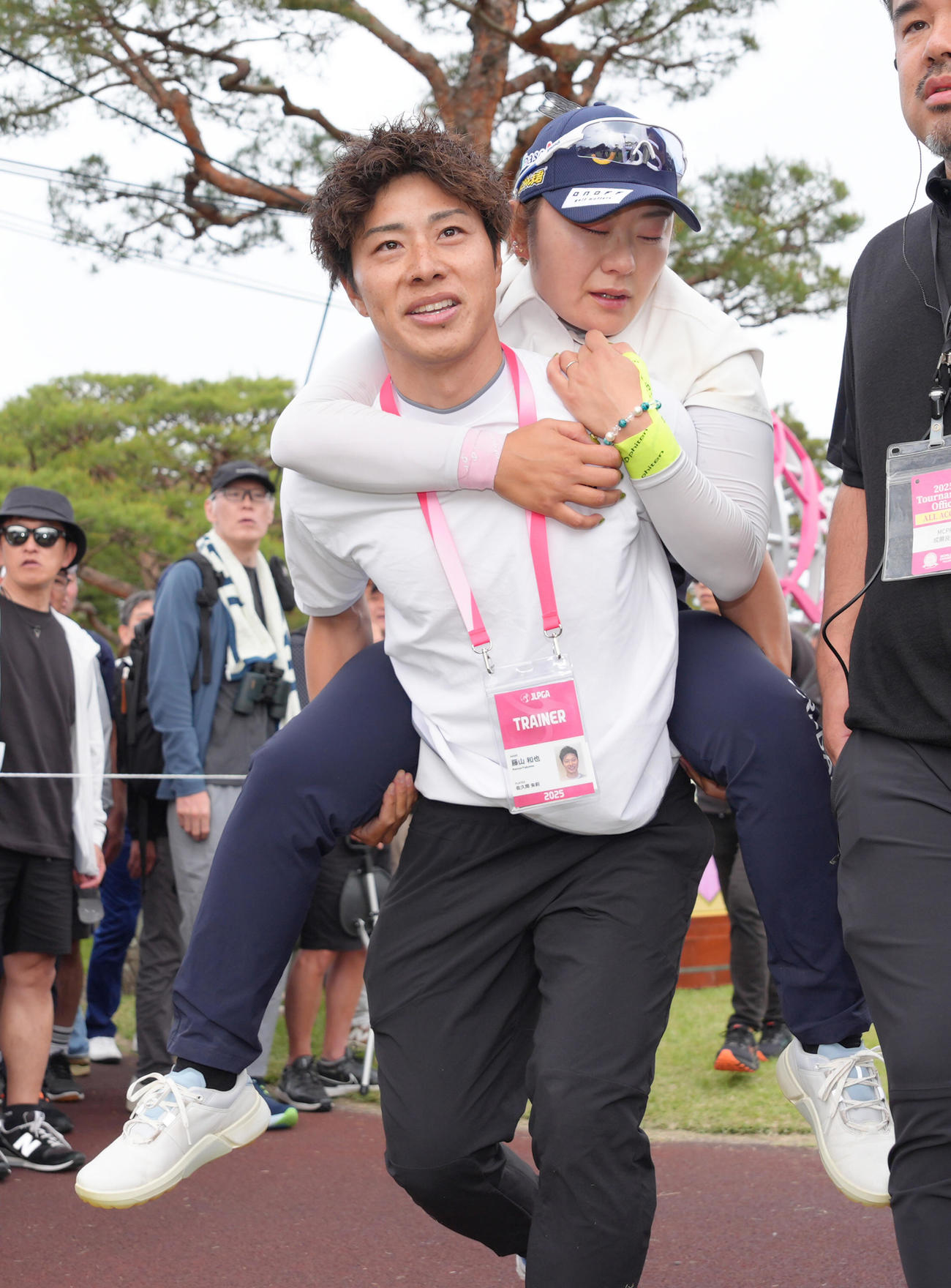 プレーオフで敗れた藤田さは、関係者におんぶされ会場を後にする（撮影・足立雅史）