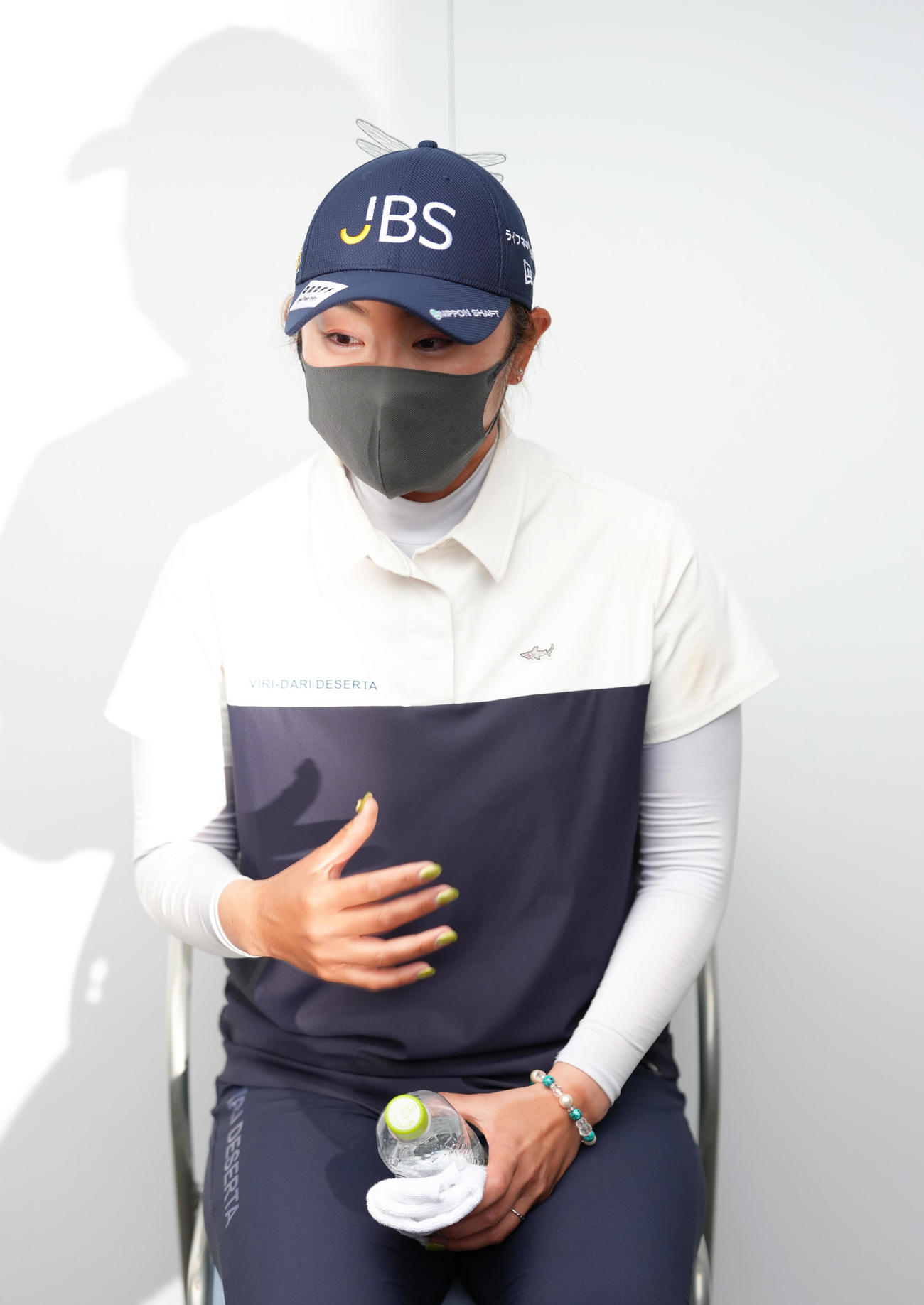 ホールアウト後、病院に搬送された藤田さはあらためて会場に戻り取材に応じる（撮影・足立雅史）