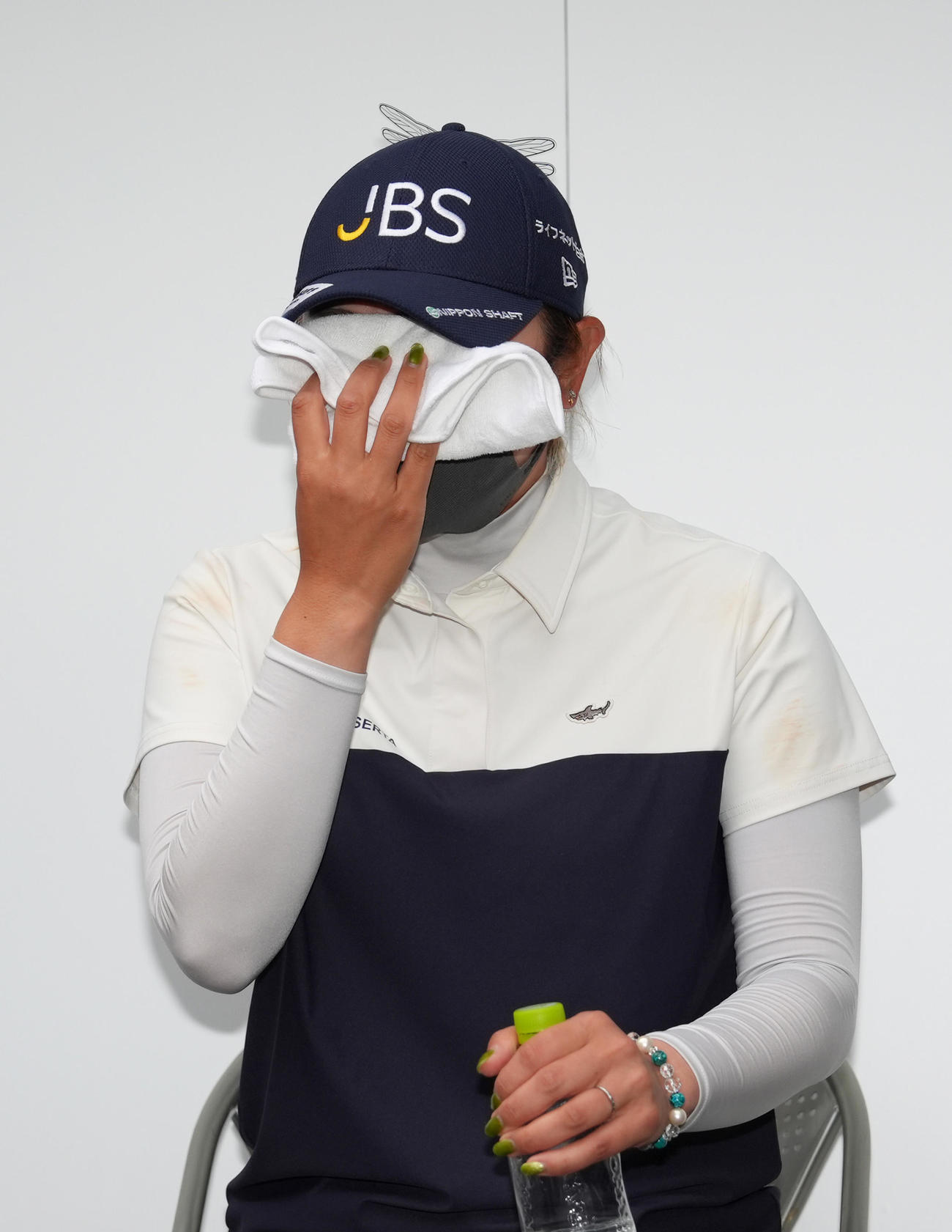 ホールアウト後、病院に搬送された藤田さいきはあらためて会場に戻り取材に応じ、涙を拭う（撮影・足立雅史）