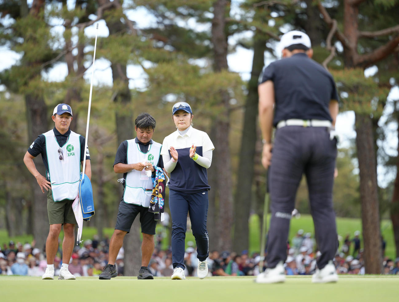 プレーオフを制し、優勝を決めた申ジエ（右）に拍手を送る藤田さ（撮影・足立雅史）