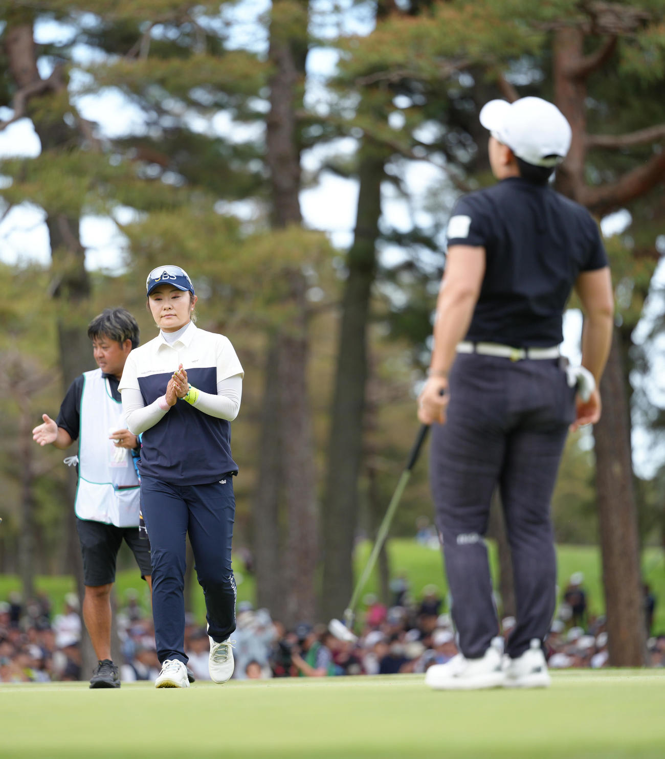 プレーオフを制し、優勝を決めた申ジエ（右）に拍手を送る藤田さ（撮影・足立雅史）