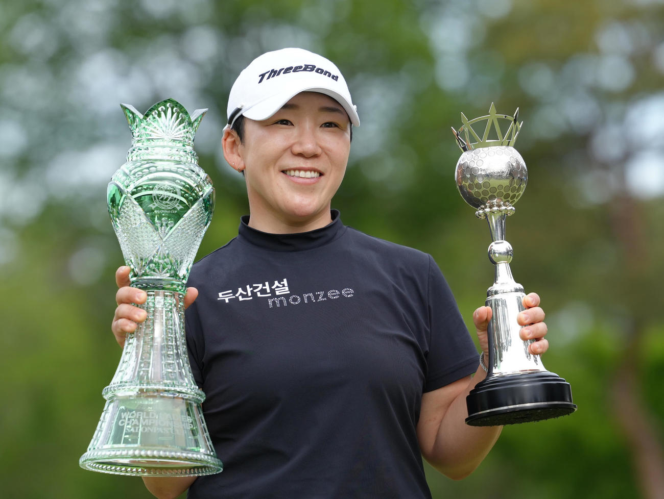 プレーオフを制し優勝した申ジエはカップとトロフィーを手に笑顔（撮影・足立雅史）