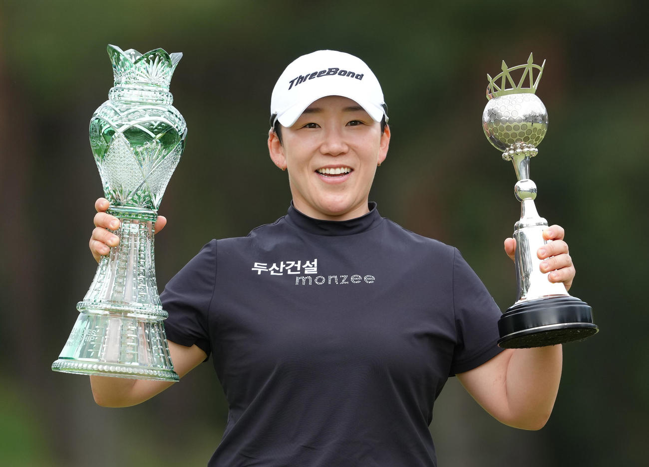 プレーオフを制し優勝した申ジエはカップとトロフィーを手に笑顔（撮影・足立雅史）