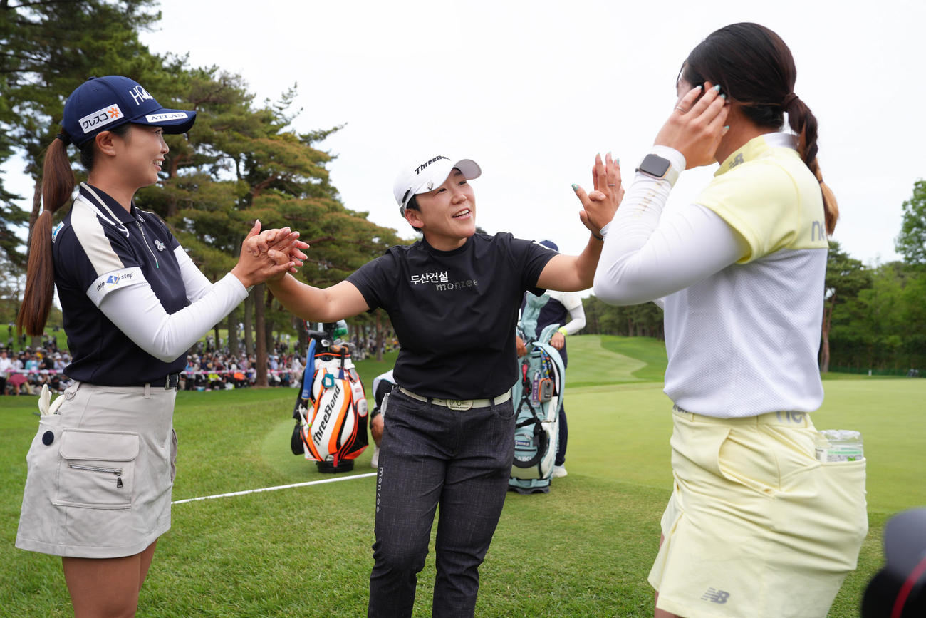 プレーオフを制し優勝した申ジエ（中央）は選手らの祝福に笑顔を見せる（撮影・足立雅史）