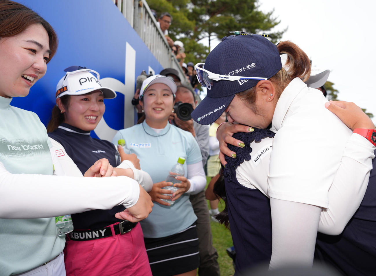 プレーオフで敗れた藤田さいき（右）は選手らと抱き合い涙する（撮影・足立雅史）