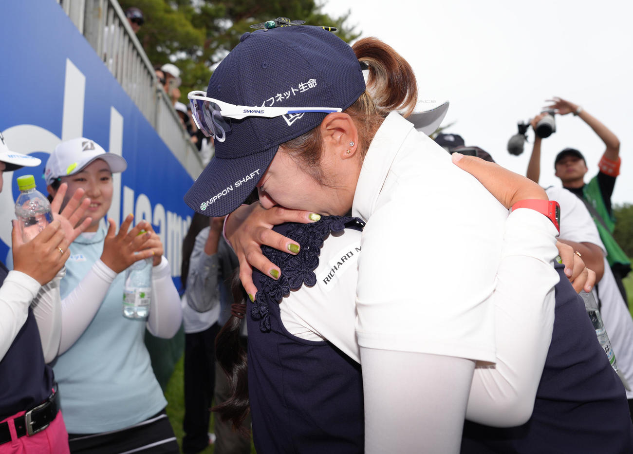 プレーオフで敗れた藤田さは選手らと抱き合い涙する（撮影・足立雅史）