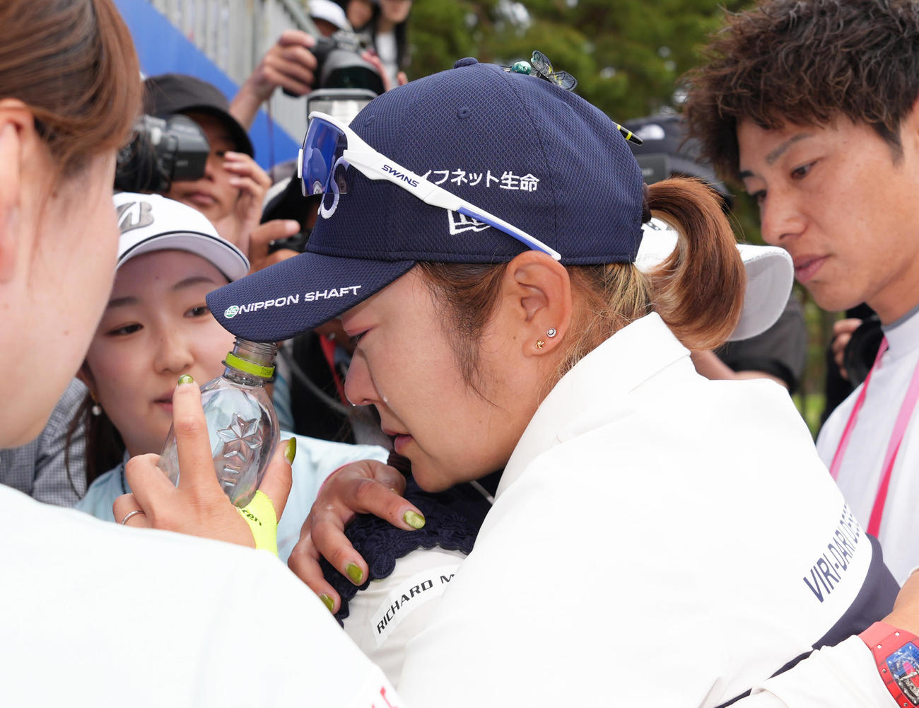 プレーオフで敗れた藤田さは選手らと抱き合い涙する（撮影・足立雅史）