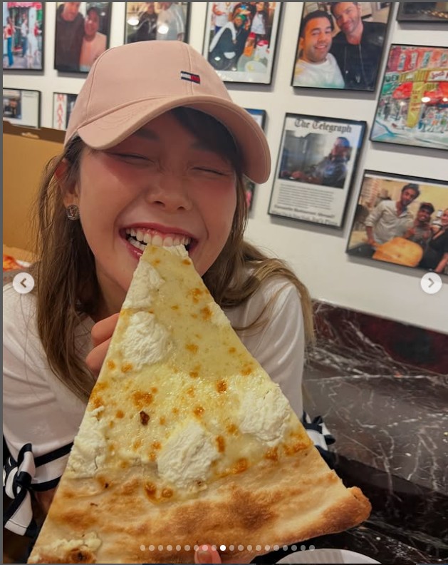 吉田優利、大きなピザを前にあーん（インスタグラムから）