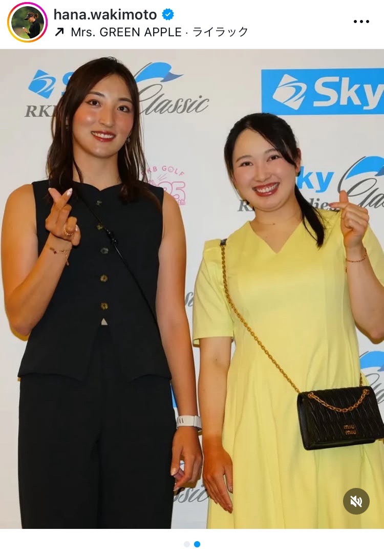 ノースリーブのドレス姿の脇元華と小祝さくらの２ショット