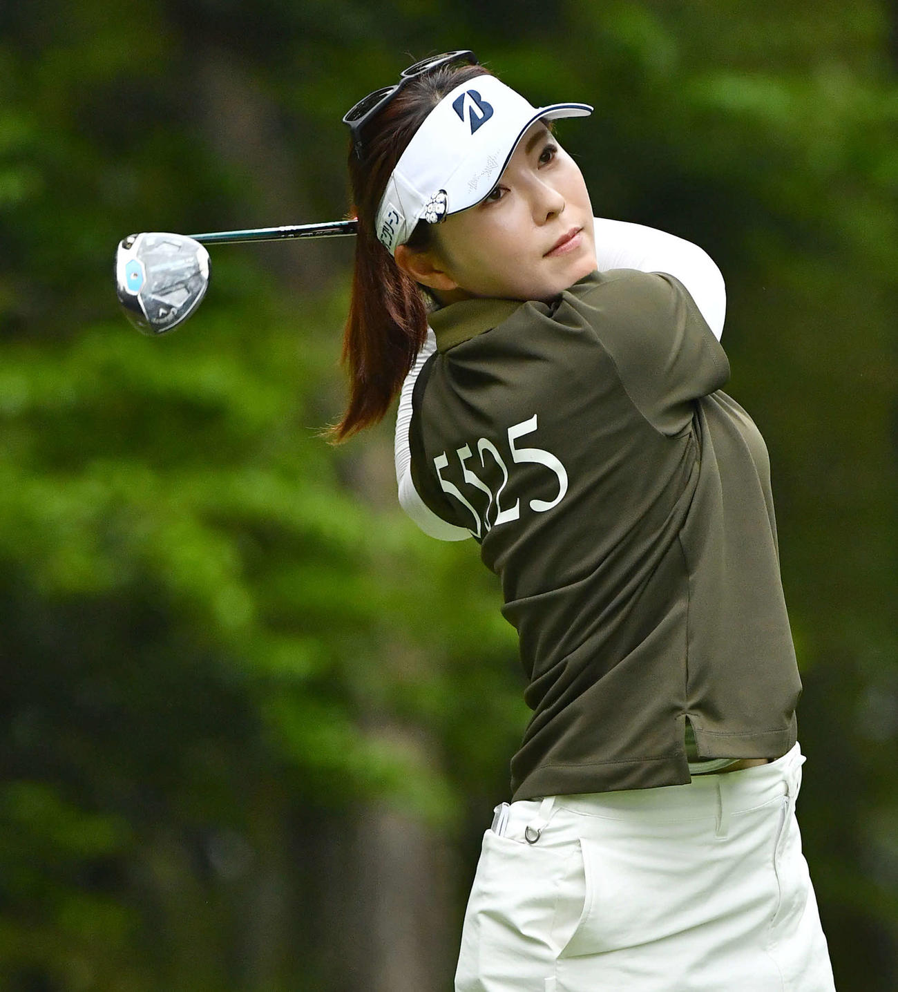 9番、ティーショットを放つ堀奈（撮影・岩下翔太）