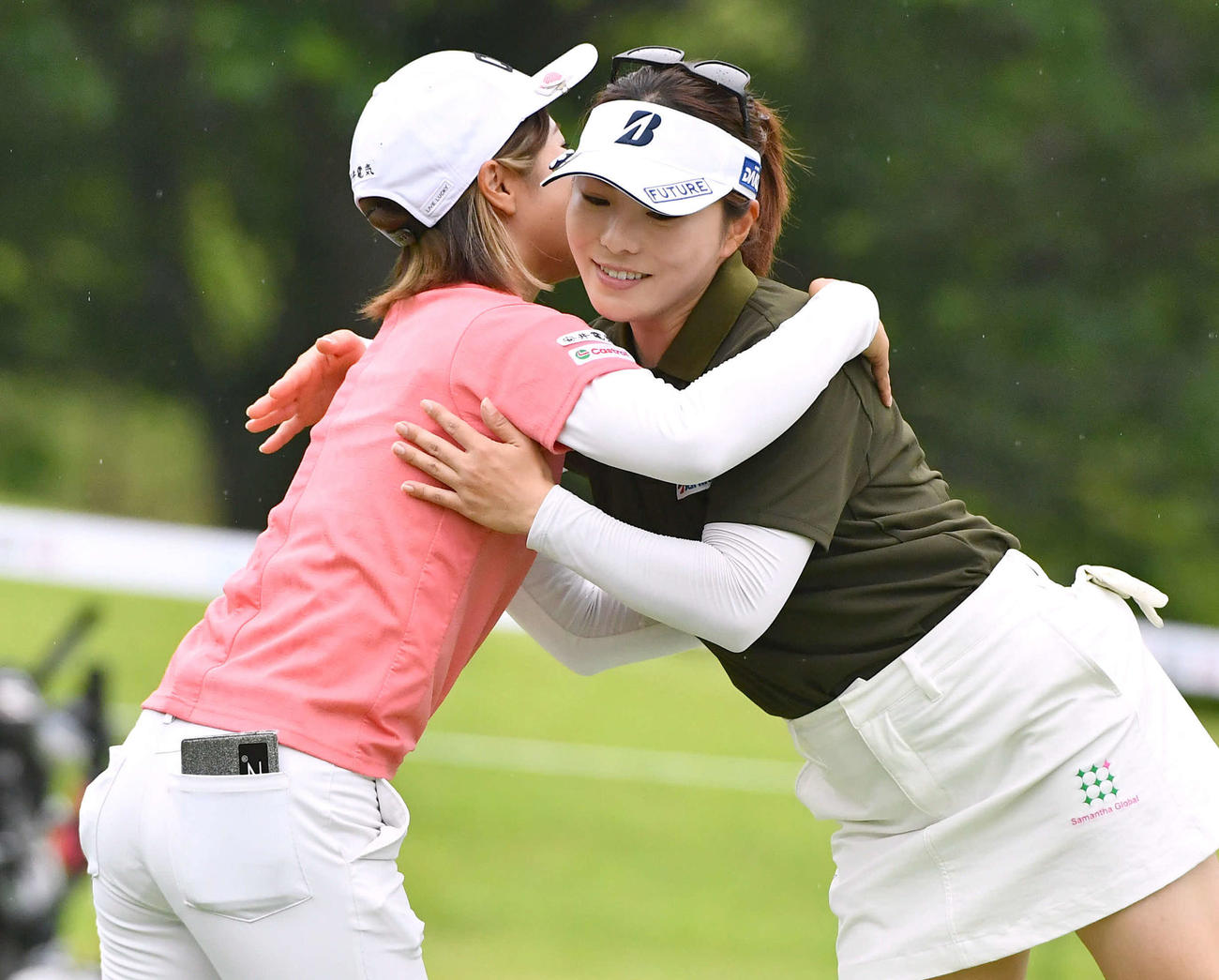初日を8アンダーでホールアウトした堀奈（右）は、小野と抱き合う（撮影・岩下翔太）