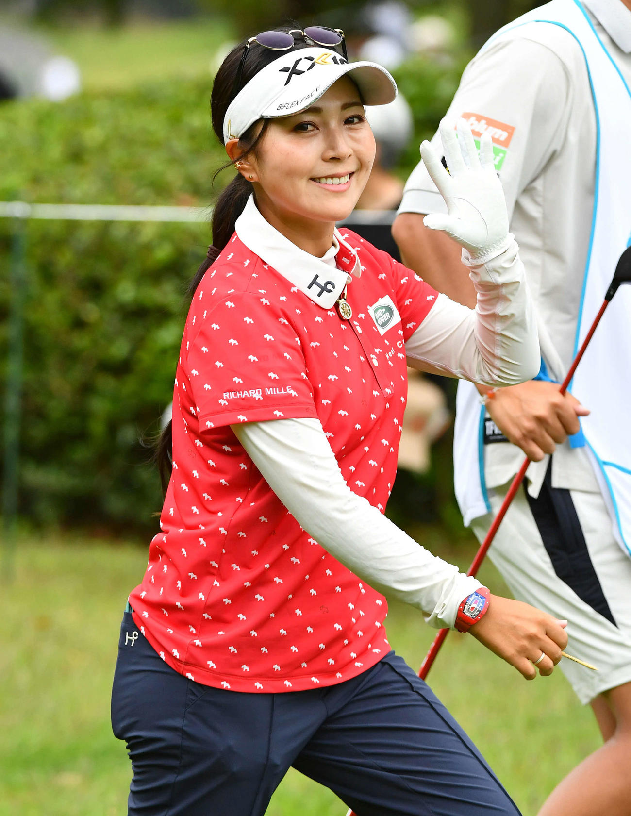 2番、カメラに向かって笑顔で手を振りながら第2打へ向かう青木瀬令奈（撮影・岩下翔太）