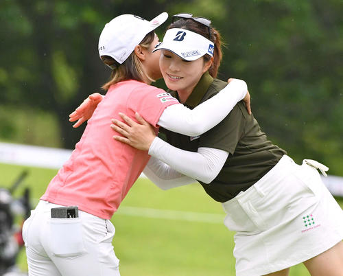 初日を8アンダーでホールアウトした堀奈（右）は、小野と抱き合う（撮影・岩下翔太）