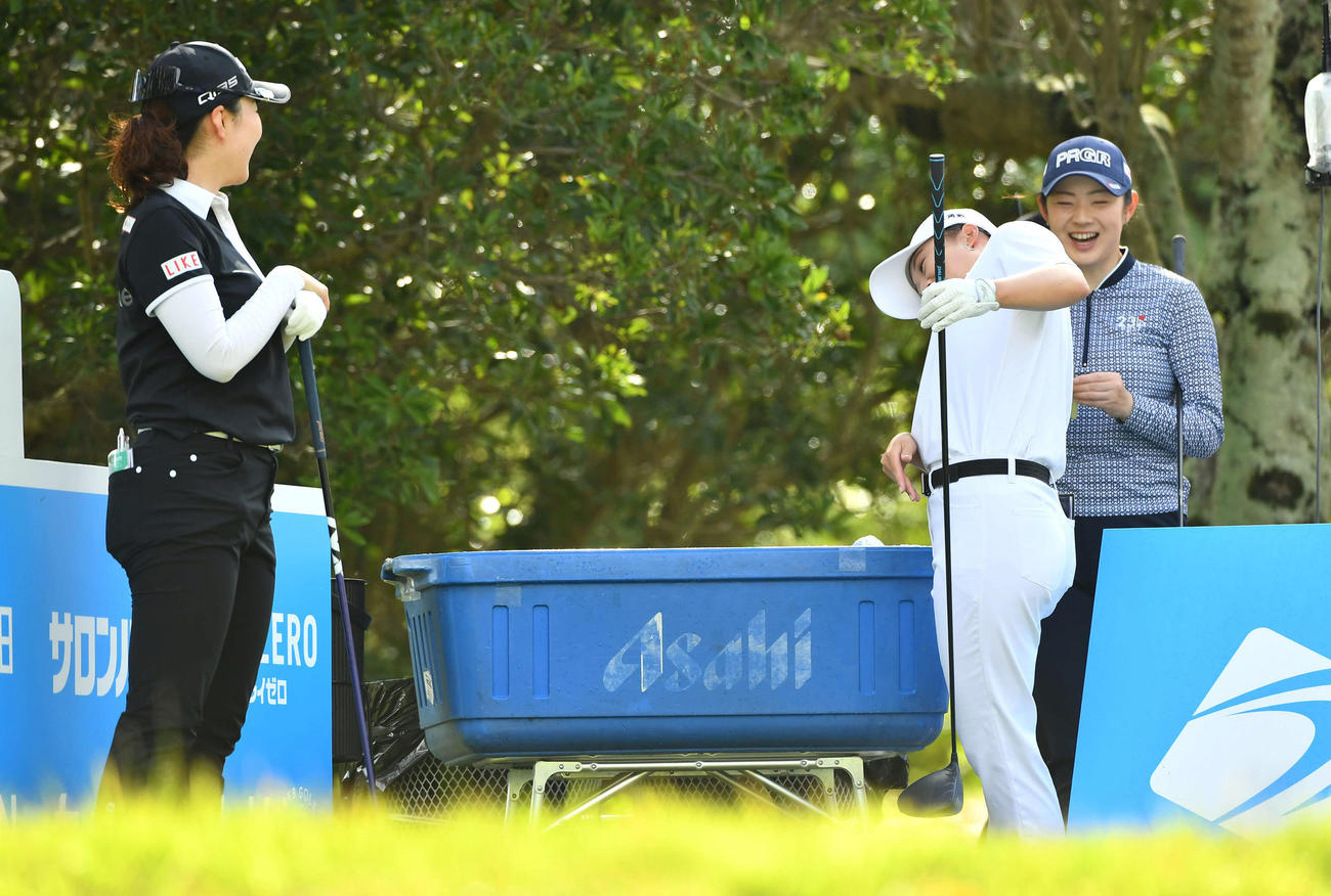 10番ティーイングエリアで、森田（右から2人目）が看板の隙間を通り、笑う辻（右端）と山内（撮影・岩下翔太）