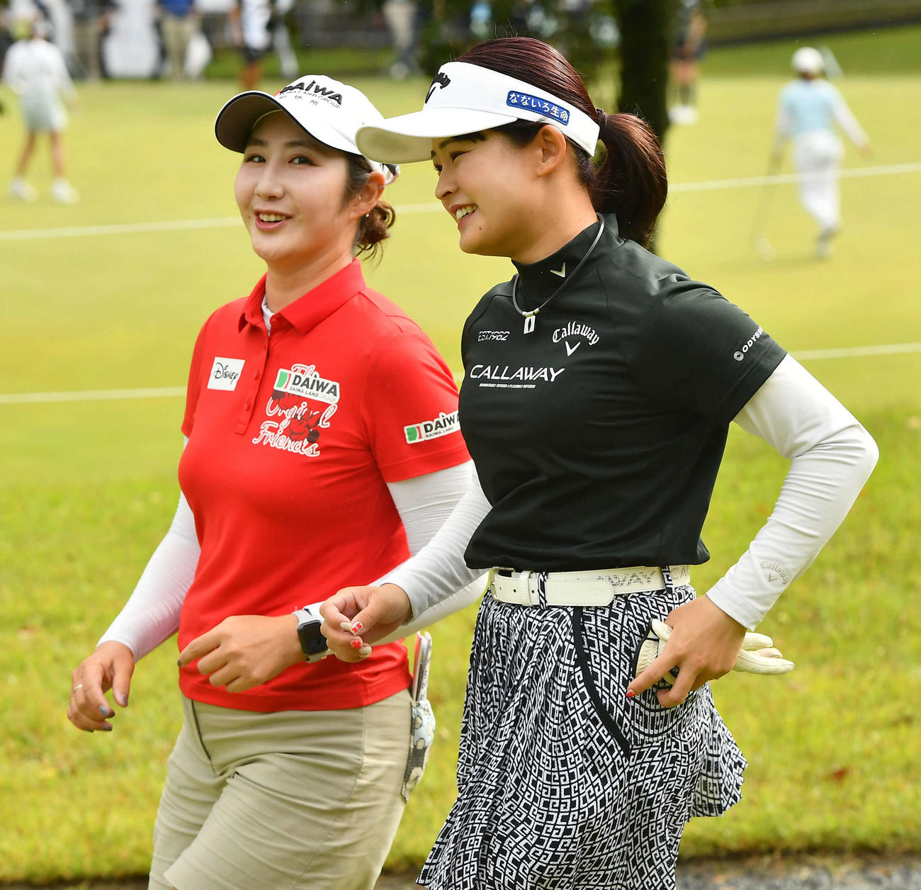 10番、談笑しながら第2打へ向かうペ・ソンウ（左）と政田（撮影・岩下翔太）