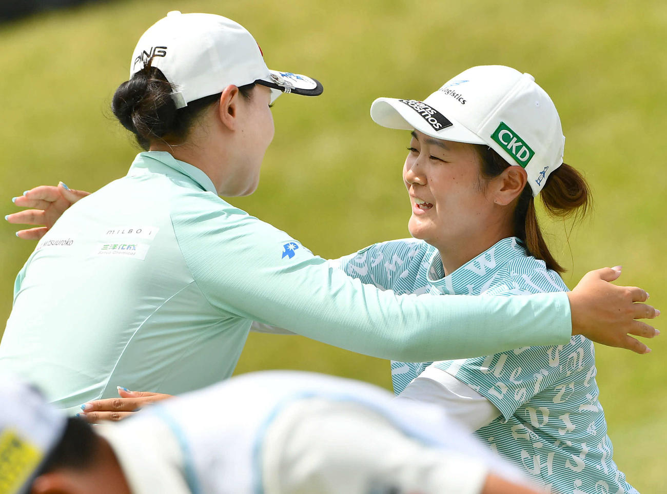 ホールアウトした神谷そら（右）はセキ・ユウティンと抱き合う（撮影・岩下翔太）