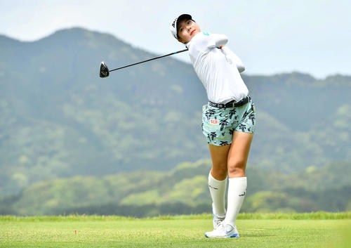 11番、ティーショットを放つ菅（撮影・岩下翔太）